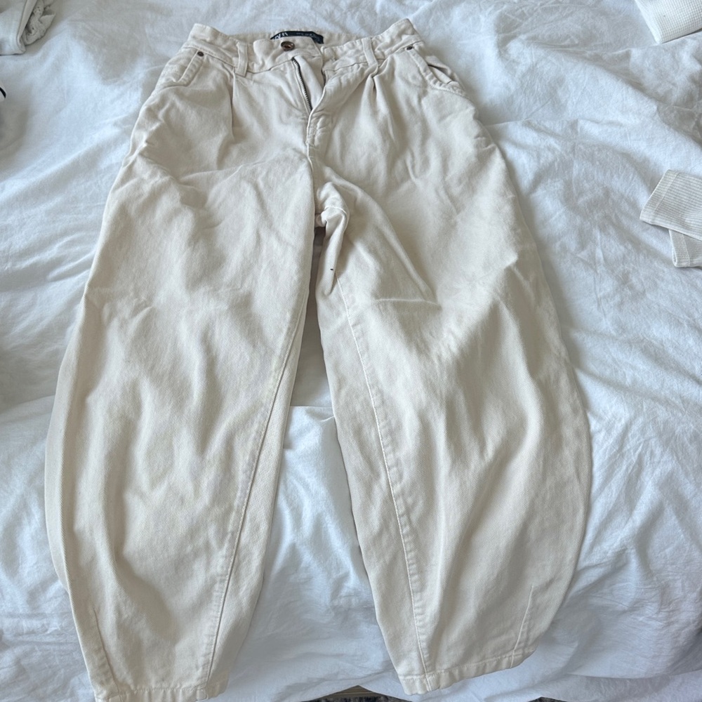 Zara women Light Beige barrel jeans